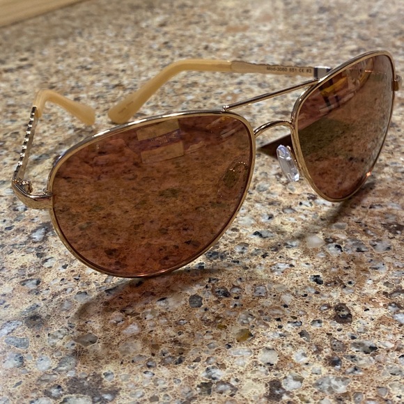 Oscar de la Renta Accessories - Fabulous NWT Oscar De La Renta Gold Aviators! 🕶